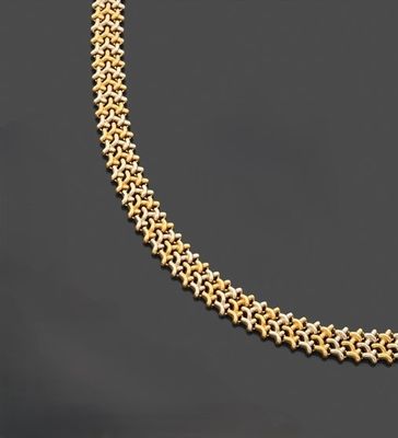 un collier à chaîne en or orné d'un motif en forme d'étoile