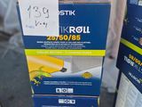 deux boîtes de ruban adhésif Tik Roll posées l'une à côté de l'autre sur une table