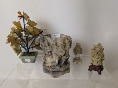une étagère en verre sur laquelle sont posés un vase et quelques plantes