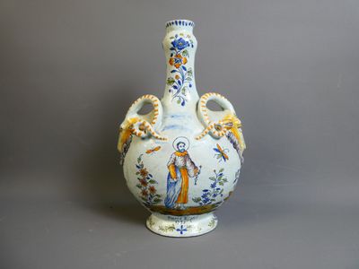 un vase bleu et blanc orné d'une image de Jésus