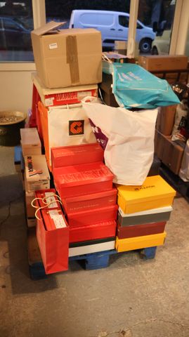Important lot de chaussures de femme, escarpins, bottes, chausson...