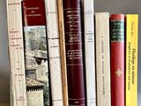 Plusieurs livres sont empilés les uns sur les autres sur une table