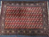 un tapis rouge et marron sur un fond bleu