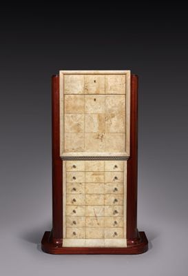 une vitrine en bois sur laquelle est posée une carte