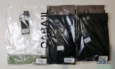 trois paires de pantalons pour homme sont emballées dans des sacs en plastique