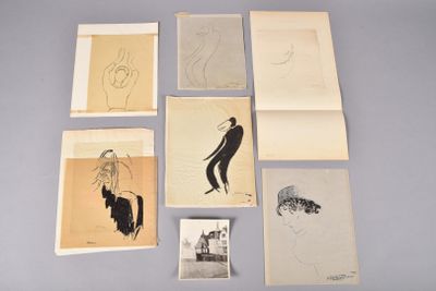Plusieurs dessins représentant une femme et un homme sont posés sur une table