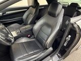 l'intérieur d'une voiture dont la portière est ouverte et le siège conducteur relevé