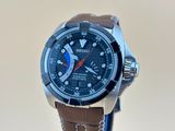 la montre est posée sur un socle, sur une surface blanche