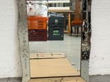 un miroir posé sur une boîte en carton