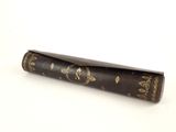 un vieux livre posé sur une table blanche, à côté d'un stylo