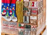 une caisse en bois remplie de décorations de Noël et d'autres objets