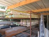 de nombreuses pièces de bois empilées sur un support dans un garage