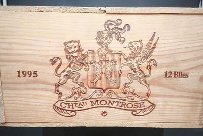 une boîte en bois sur laquelle est représenté un blason
