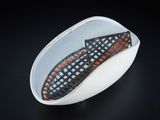 un bol blanc orné d'un motif noir et orange