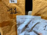 une paire de ciseaux posée sur une feuille de papier