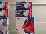 trois boîtes de biberons sur une étagère dans un magasin