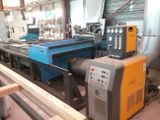 une machine qui se trouve à l'intérieur d'un bâtiment