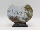 un vase orné d'une peinture, posé sur un socle