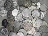beaucoup de pièces d'argent dans un bol en verre