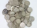 une pile de pièces d'argent sur une surface blanche