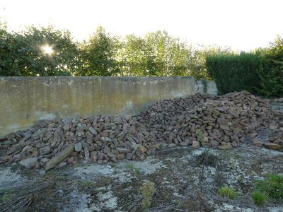 un tas de pierres par terre, près d'un mur