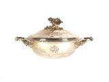 un plat ancien en argent, muni d'un couvercle et orné d'un oiseau
