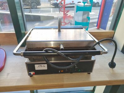 une photo d'un grill à hot-dogs posé sur une table