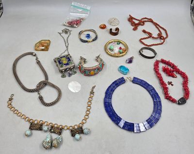 de nombreux colliers et bracelets différents disposés sur une table