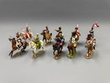 sept figurines de soldats à cheval, avec des drapeaux sur la tête