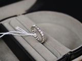une bague dans un étui contenant un cordon