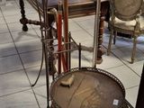 une table avec un miroir et une chaise dans une pièce