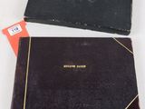 deux livres posés sur une table