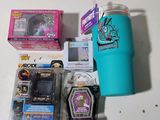 un grand nombre d'objets posés sur une table