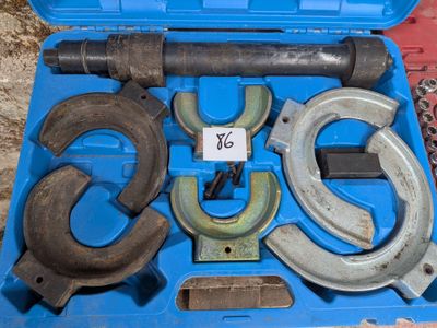 une boîte bleue contenant des outils, posée sur une table
