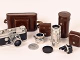 de nombreux types d'appareils photo sur la table