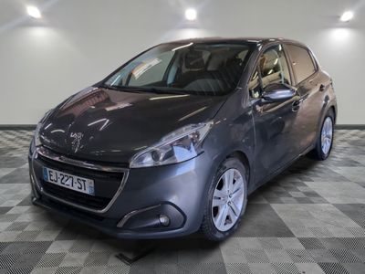 la voiture grise est garée dans le garage sur le sol en damier