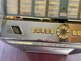 une machine à sous sur laquelle sont posées de nombreuses cartes
