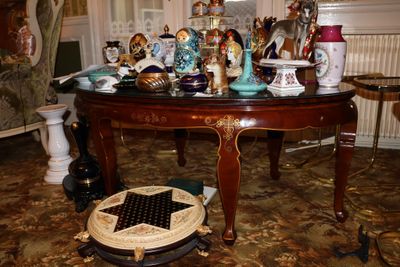 une table sur laquelle est posée une figurine représentant une étoile de David