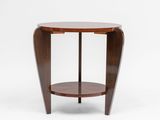une table d'appoint ronde avec un plateau en bois et deux étagères