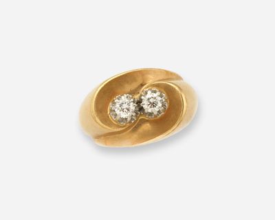 une image représentant une bague en or sertie de deux diamants