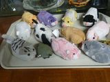 de nombreuses peluches posées sur un plateau posé sur une table