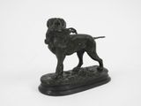 figurine en bronze représentant un chien en laisse sur fond blanc