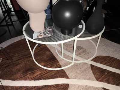 deux vases posés sur une petite table dans un salon
