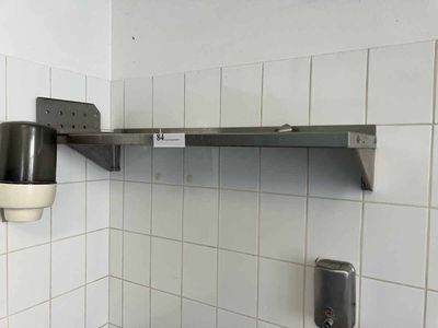 une toilette dans des sanitaires publics équipée d'un distributeur de serviettes en papier