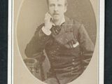 une vieille photo d'un homme en uniforme militaire