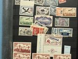 de nombreux types de timbres sur un tableau noir