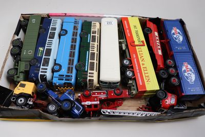 une boîte remplie de petites voitures et de camions posée sur une table