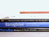 trois livres empilés sur une table