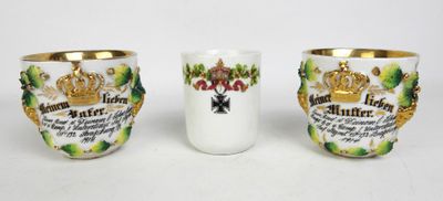trois tasses ornées d'un bord doré et d'une couronne