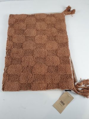 un gros plan sur une serviette marron avec une étiquette dessus